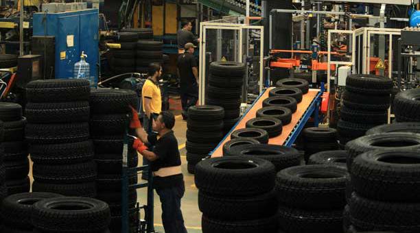 Continental recibió una placa de la Bolsa de Valores de Quito